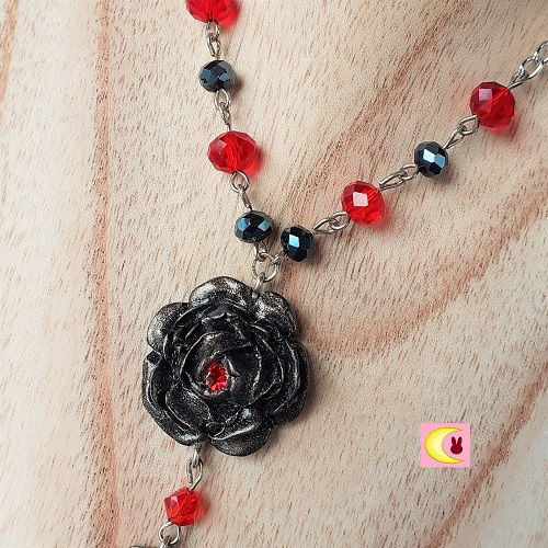 Thumbnail: Collier Black Roses zoom sur fleur pendentif rivière