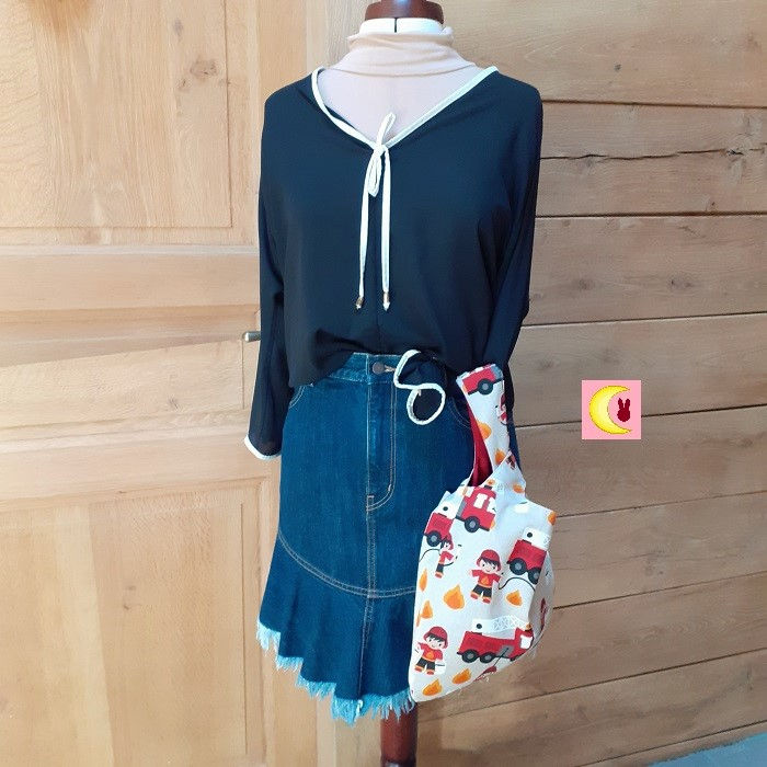 Thumbnail: knotbag japonais à nouer au poignet sur mannequin enfant pompier