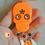 Thumbnail: collier orange skull dans la main pour taille