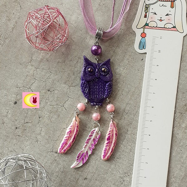 Thumbnail: collier purple owl attrape-rêve avec règle pour échelle et dimensions