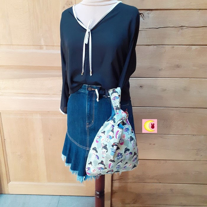 Thumbnail: knotbag avec poupée green kokeshi sur mannequin