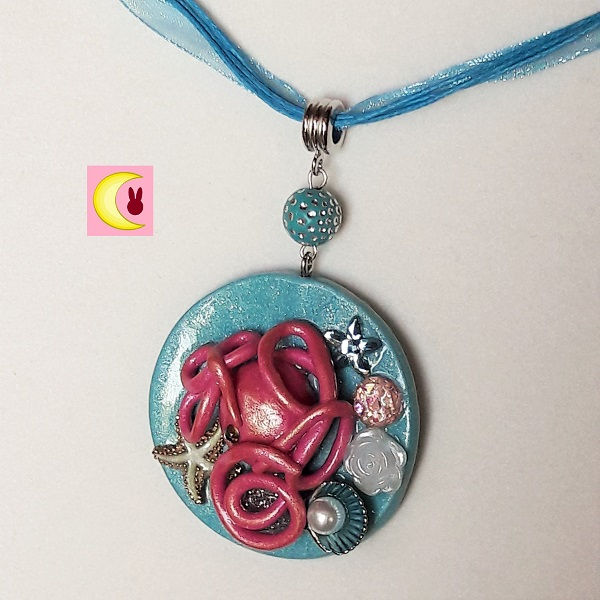 Thumbnail: collier pink kraken mer océan sur présentoir fond blanc uni de profil
