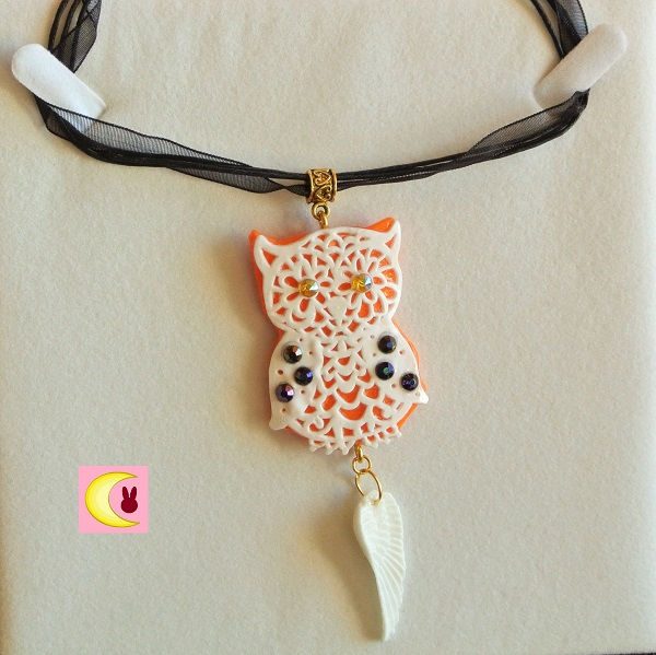 Thumbnail: collier autumn owl sur fond blanc uni