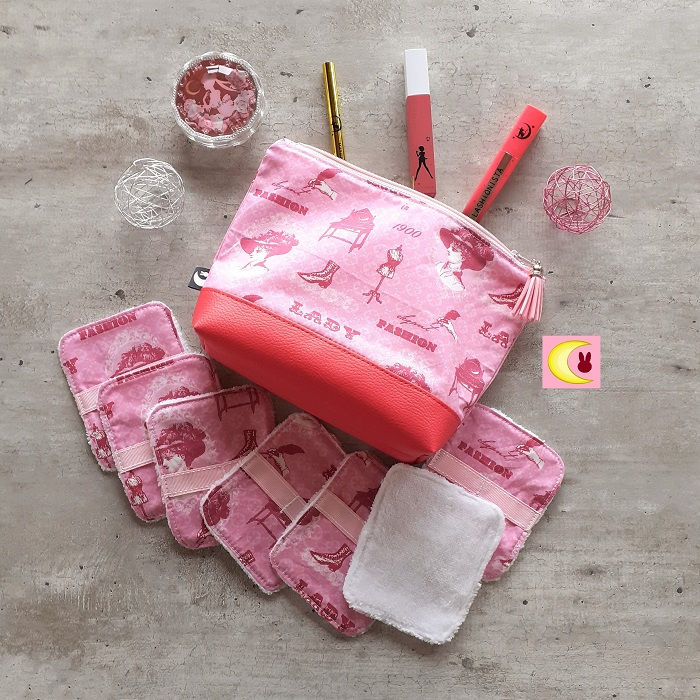 Thumbnail: vue de loin de la trousse et semainier de lingettes