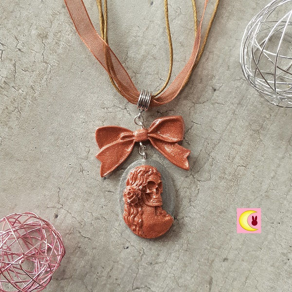 collier lady muerte fait main en porcelaine de froide de face