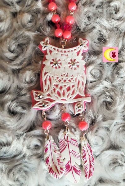 Thumbnail: collier pink owl sur fond moiré