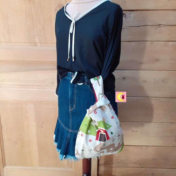 Thumbnail: tote bag enfant farm friend sur mannequin