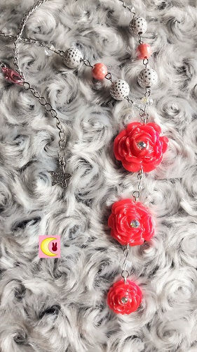 Thumbnail: collier disco roses sur fond moiré