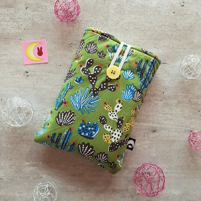 Thumbnail: pochette à livres cactus fever de face fait main