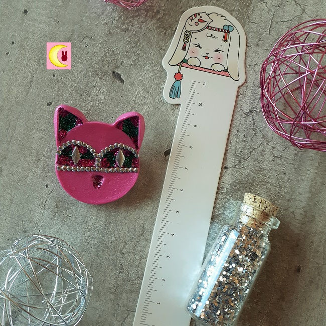 Thumbnail: broche luna pink leopard avec règle pour échelle et dimensions