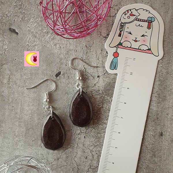 Thumbnail: boucles d'oreilles wine diamond avec règle pour échelle et dimensions