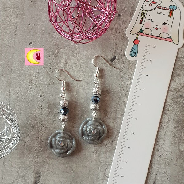 Thumbnail: boucles d'oreilles grey flower minimaliste simple avec règle pour échelle et dimensions