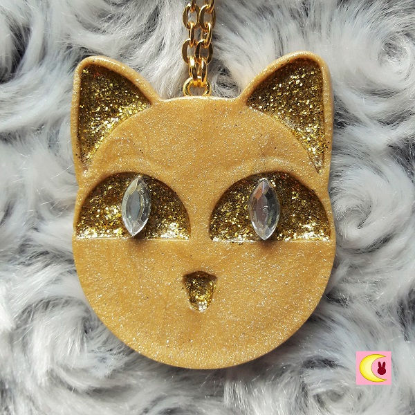 Thumbnail: collier gold luna ball sur fond moiré