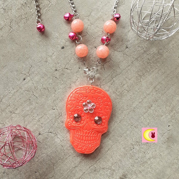 collier twinkle skull fait main en porcelaine froide de face