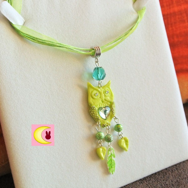 Thumbnail: collier forest owl spirit porte bonheur sur fond blanc uni de profil