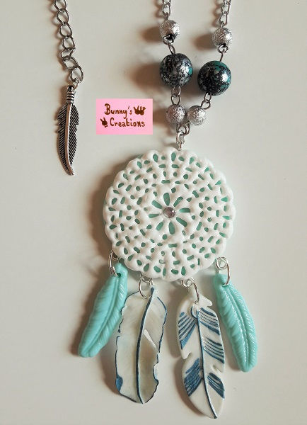 Miniature : collier sky spirit sur fond blanc uni de près