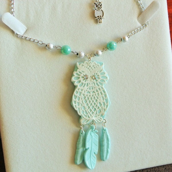 Thumbnail: collier owl blue fait main sur fond blanc uni de loin