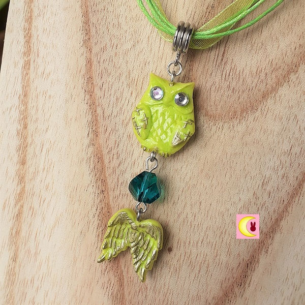 collier angel owl hibou forêt enchantée sur présentoir de près
