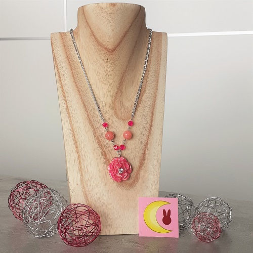 Thumbnail: collier pink rose sur présentoir de loin
