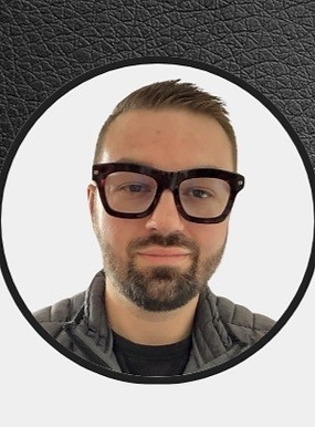 Simon Photo signature_edited.jpg