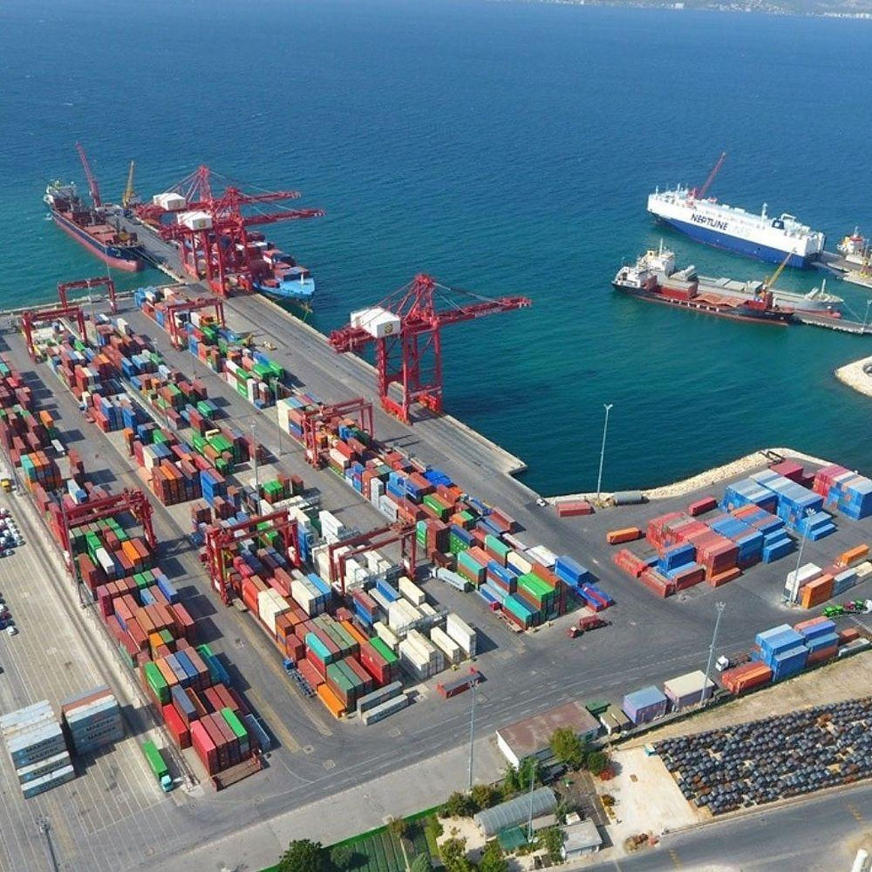 Gemlik yalnızca Bursa'nın denize açılan kapısı değil; sanayi üretiminin uluslararası pazarlara bağlandığı lojistik zincirin önemli parçalarından biri.