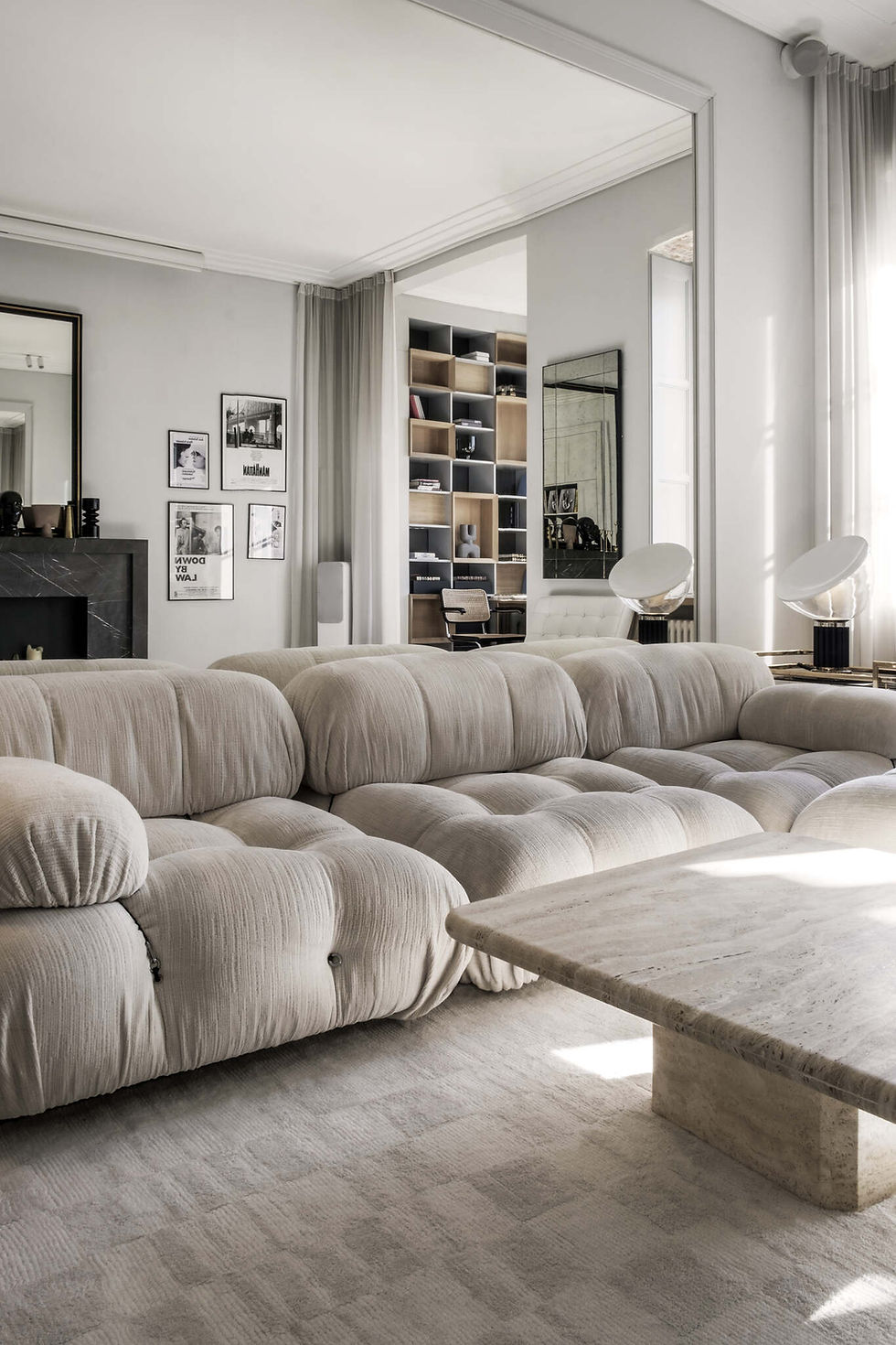 Ikoniczna sofa Camaleonda w salonie o nowoczesnym designie – projekt wnętrz Jach Architekci.