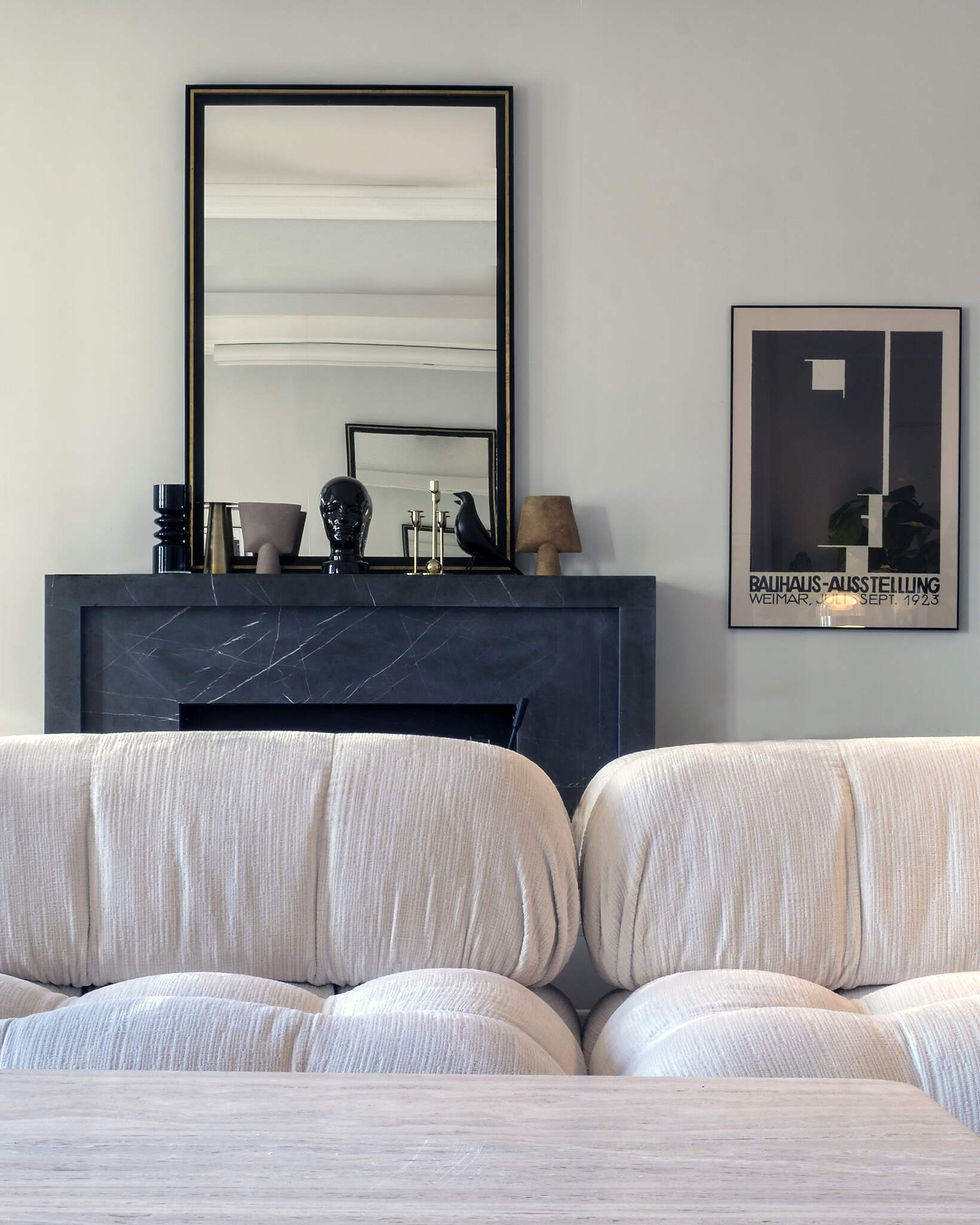 Modułowa sofa Camaleonda z miękkimi poduchami, tworząca przytulny kącik wypoczynkowy.