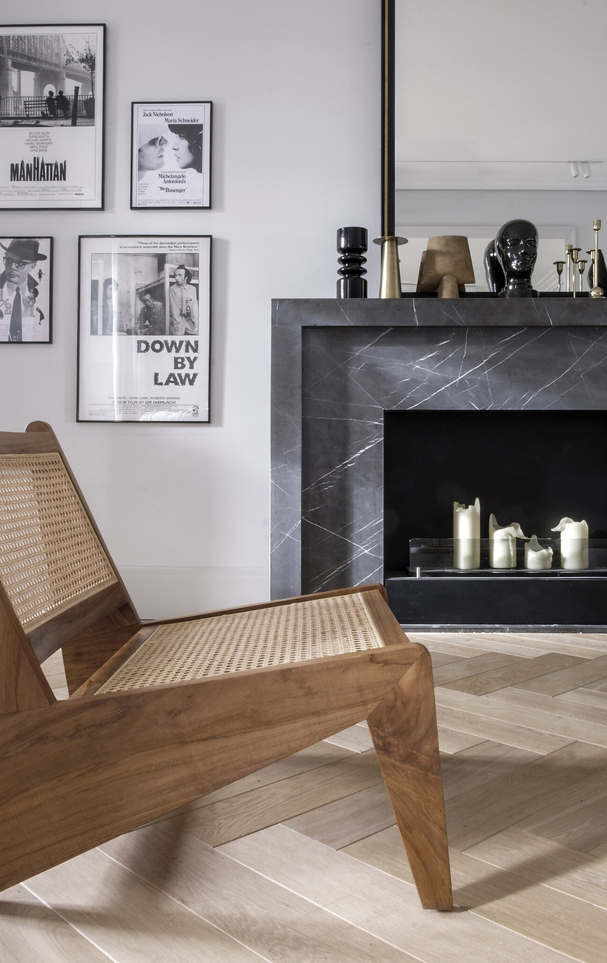Elegancki salon z marmurowym kominkiem – projekt Jach Architekci.