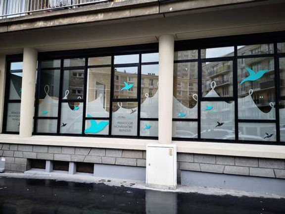 Décor et lettrage adhésif sur vitrine de commerce au Havre