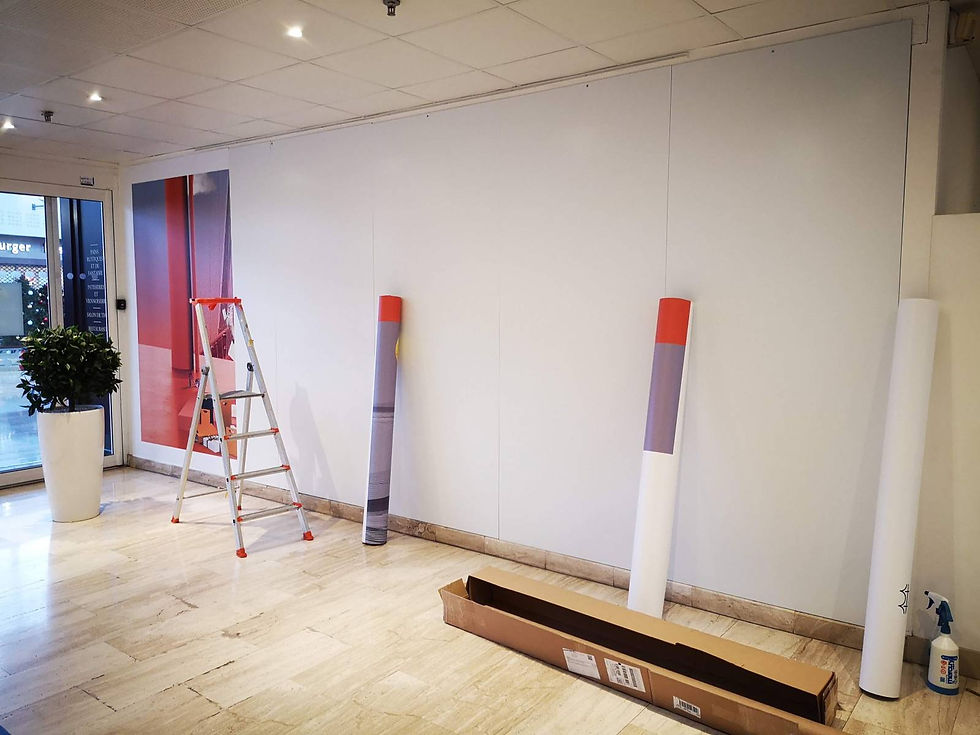 Avant et après pose d'adhésifs vitrines en centre commercial au Havre