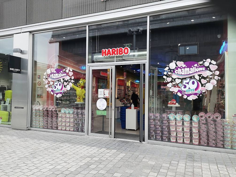 Autocollants adhésifs posés sur vitrine de magasin