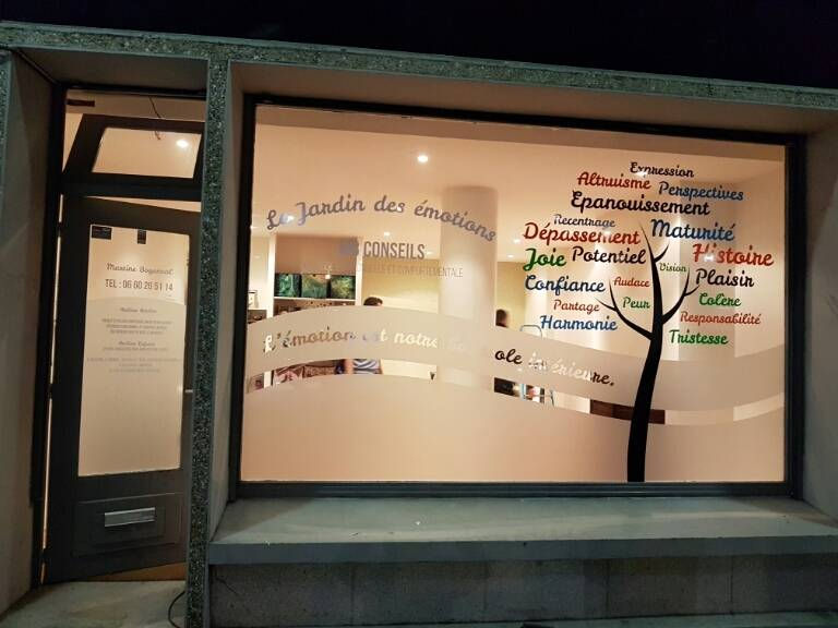 Pose d'adhésif sur vitrine de boutique au Havre