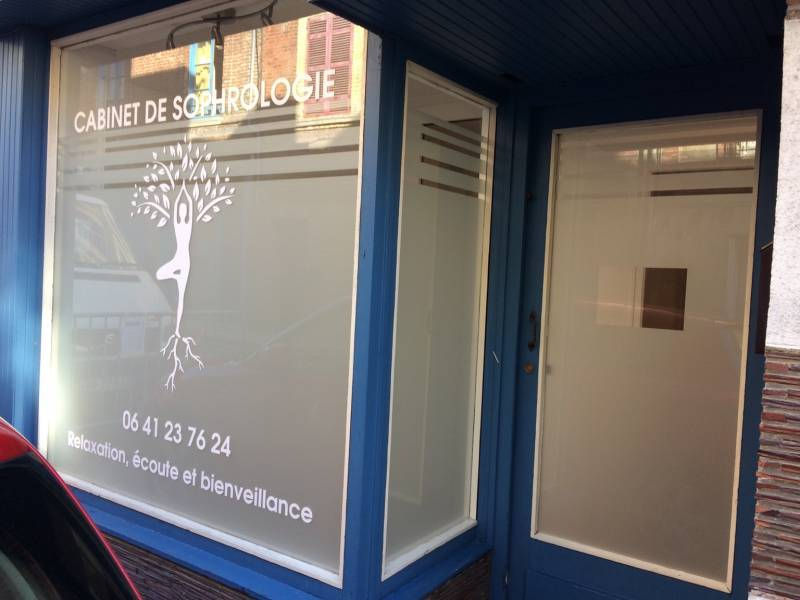 Adhésif occultant posé sur fenêtre de bureau au Havre