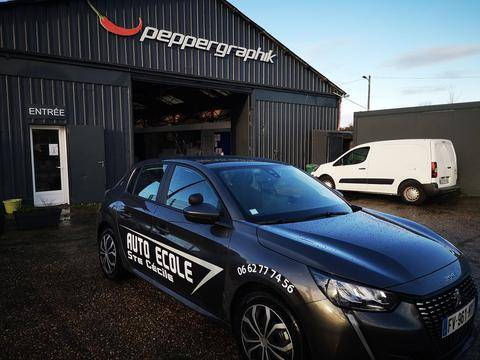 Publicité auto-école sur voiture à Gonfreville-l’Orcher