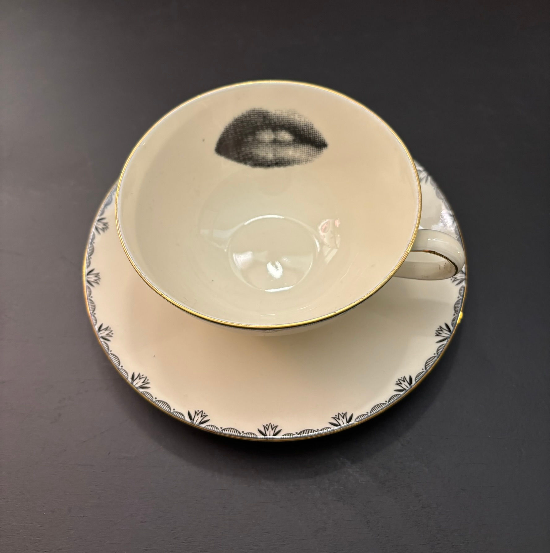 Tasse à thé vintage avec sa sous tasse. Revisitée avec bouche