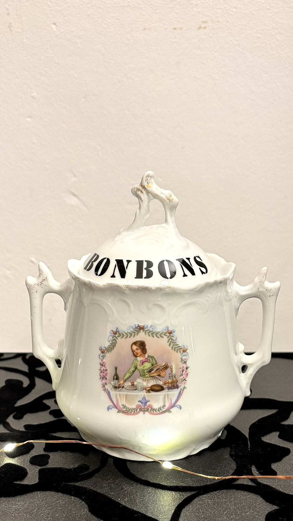 Sucrier en porcelaine revisité en boîte ä bonbons