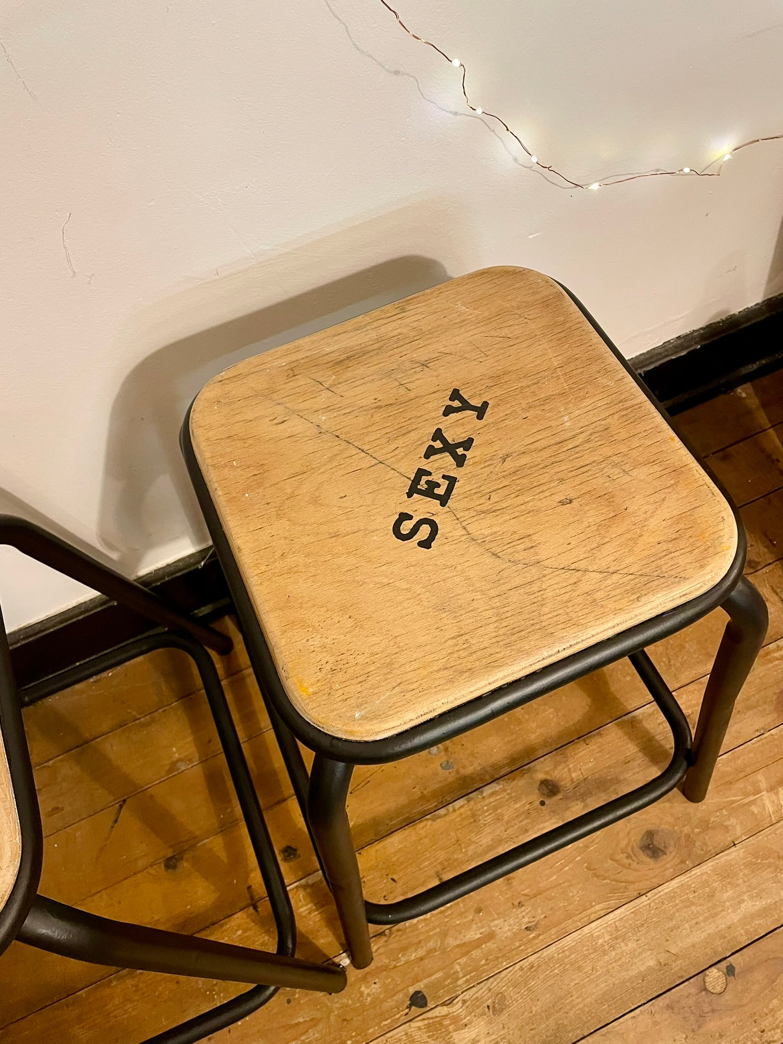 Tabouret vintage avec mot sexy