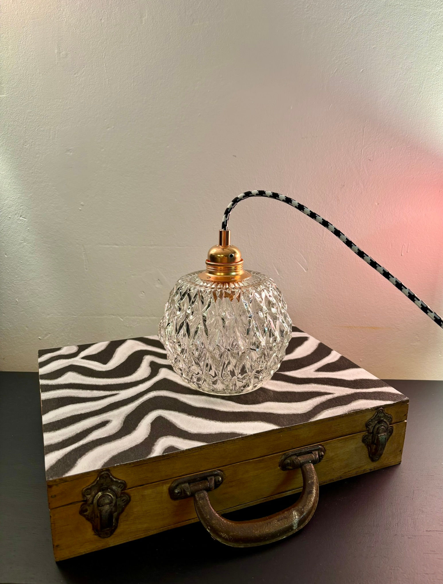 Lampe baladeuse avec globe vintage et cable électrique neuf noir et blanc