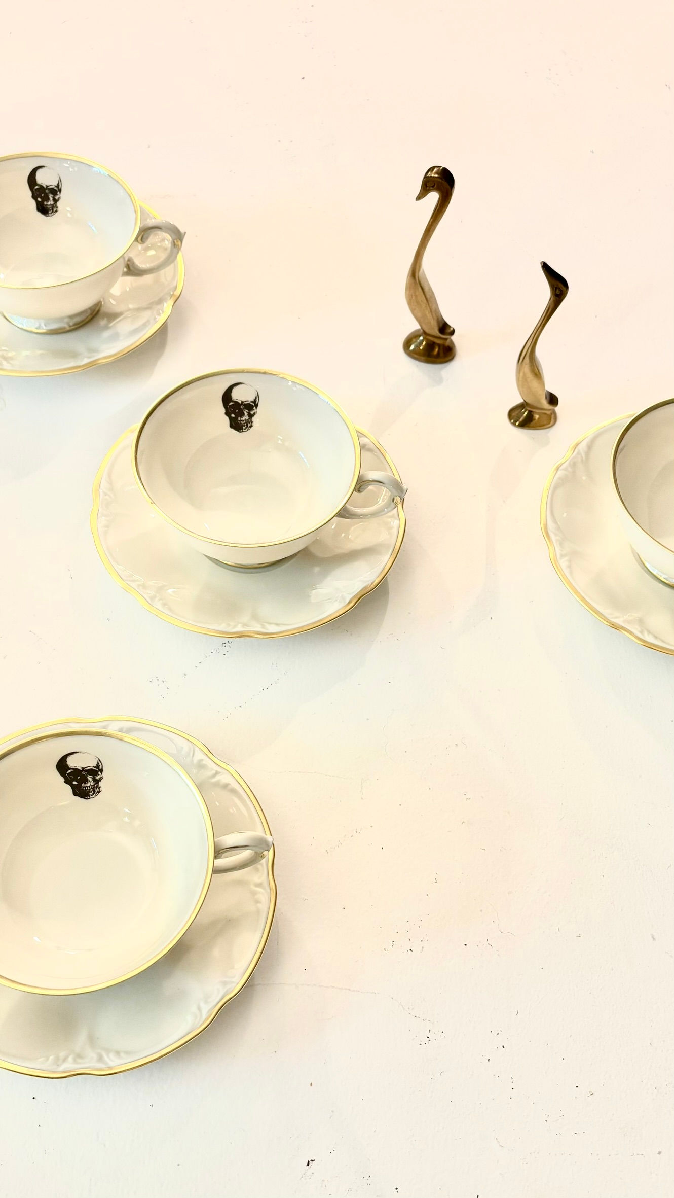 Tasses à thé vintage blanche avec sous-tasse revisitée avec tête de mort