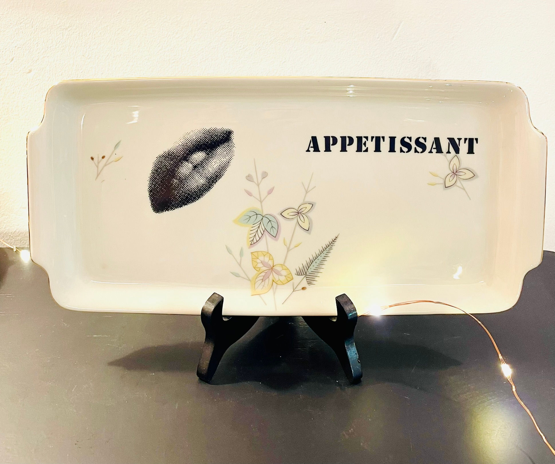 Plat a cake vintage avec bouche et mot "Appétissant"