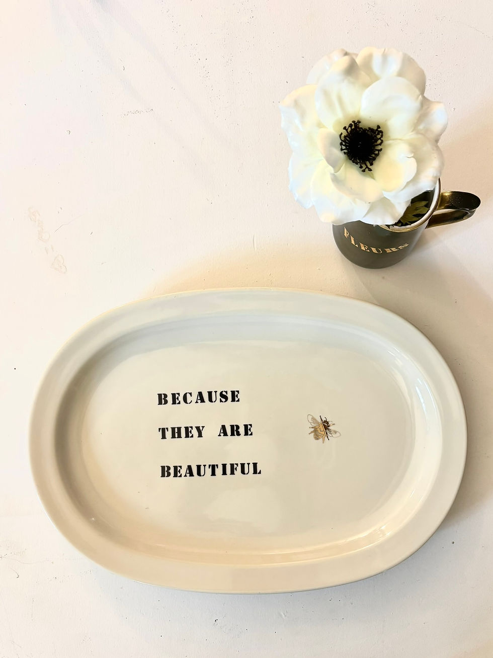 Plat vintage revisité avec phrase et abeille