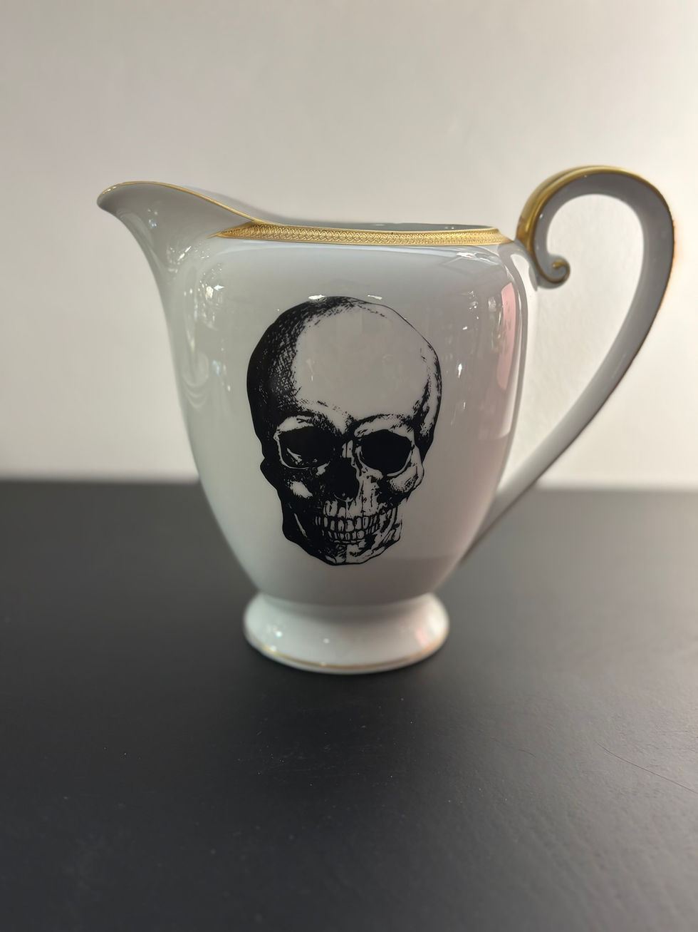 Cruche vintage revisitée avec tête de mort