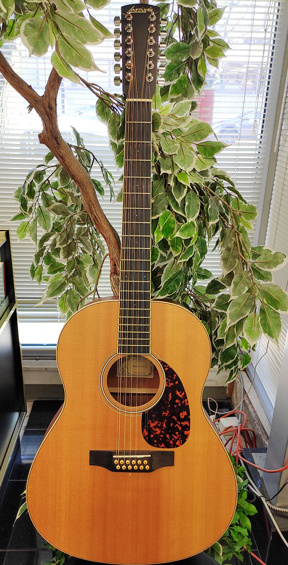Jean Larrivée L-03-12 Canadian-made 12-string acoustic guitar with natural spruce top and tortoise pickguard with hard case