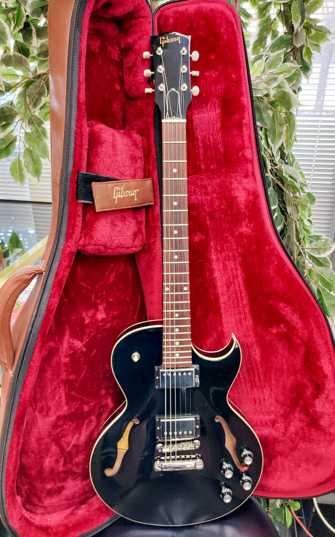 2019 Gibson ES-235 Gloss Ebony semi-hollow electric guitar with Burstbucker Pro pickups, cream binding, and Gibson gig bag