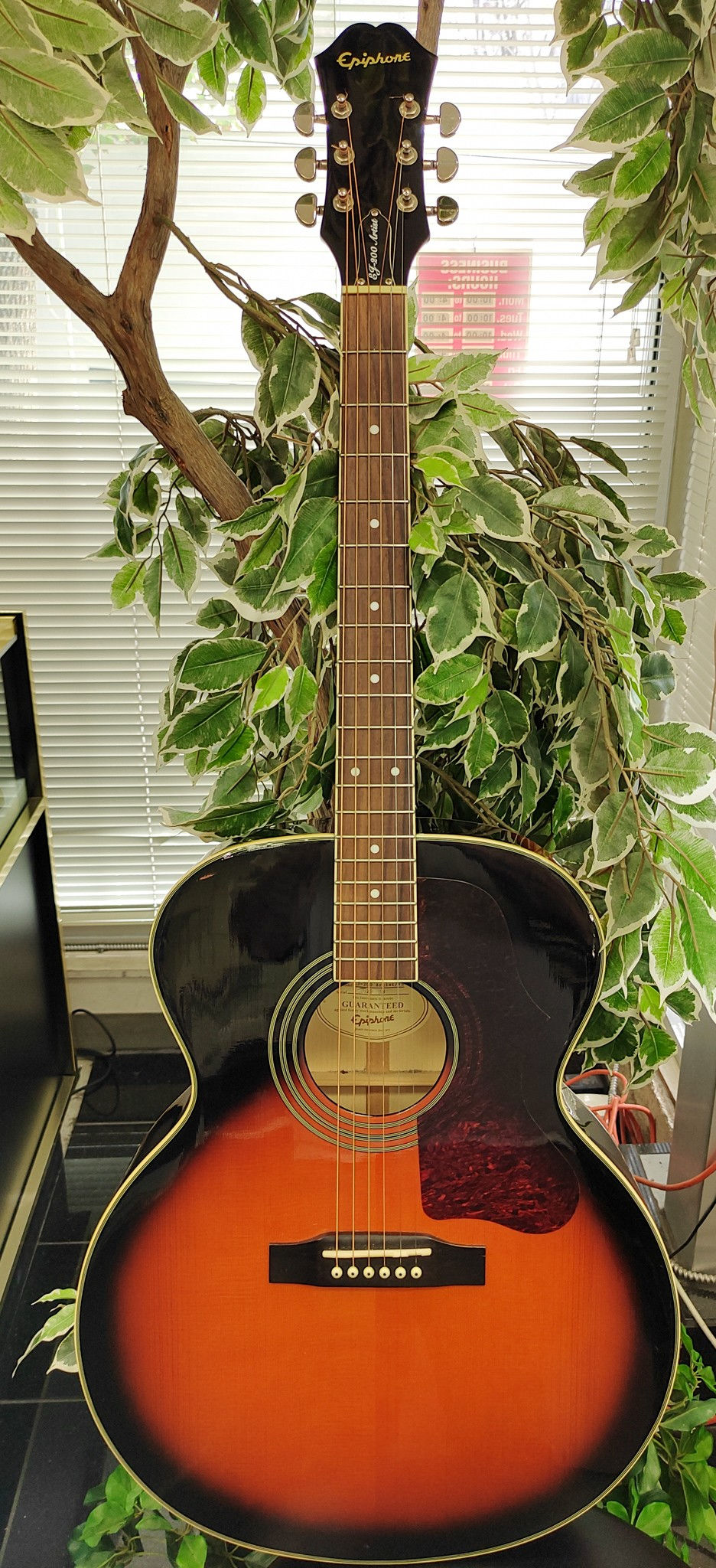 Epiphone EJ-200 Artist Series Super Jumbo acoustic guitar in Vintage Sunburst finish, 2010 build