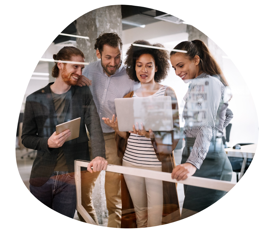 Une équipe de travail regardent un écran