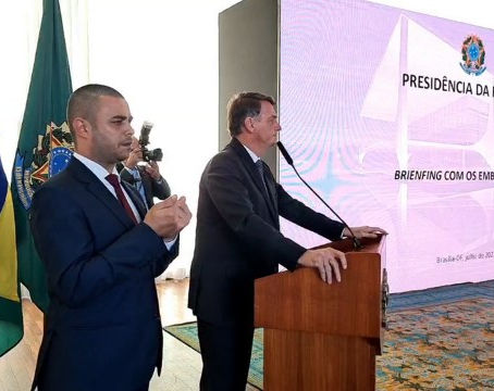 TSE investiga Bolsonaro por ataques às urnas em reunião com diplomatas; redes terão que apagar vídeo