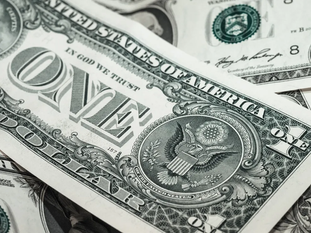 Dólar em queda: entenda se é hora de comprar a moeda e as principais perspectivas à frente
