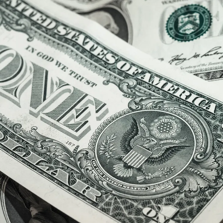 Dólar em queda: entenda se é hora de comprar a moeda e as principais perspectivas à frente