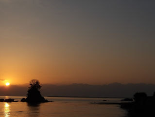 春の立山連峰を仰ぐ… 富山「雨晴海岸」巡礼紀行（第一話）